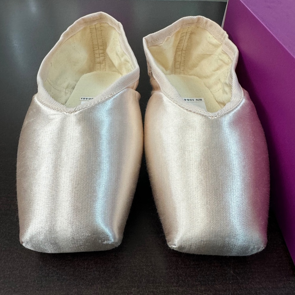 Russian Pointe Saphir V-Cut Pointe Shoes
